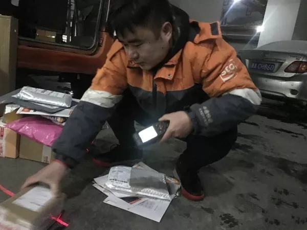 快遞師傅：就是路再滑，也要把每一件包裹送達